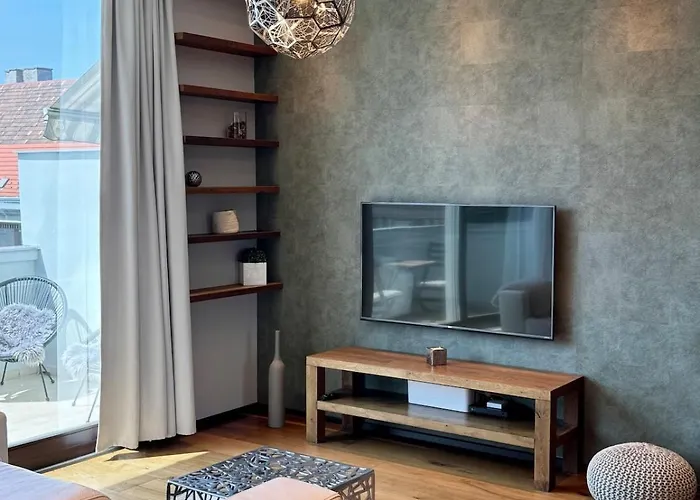 Panoramic Views - Luxury Downtown *