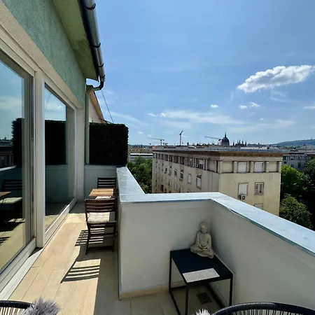 Panoramic Views - Luxury Downtown *