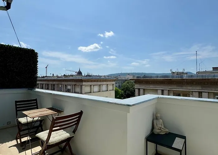 Panoramic Views - Luxury Downtown